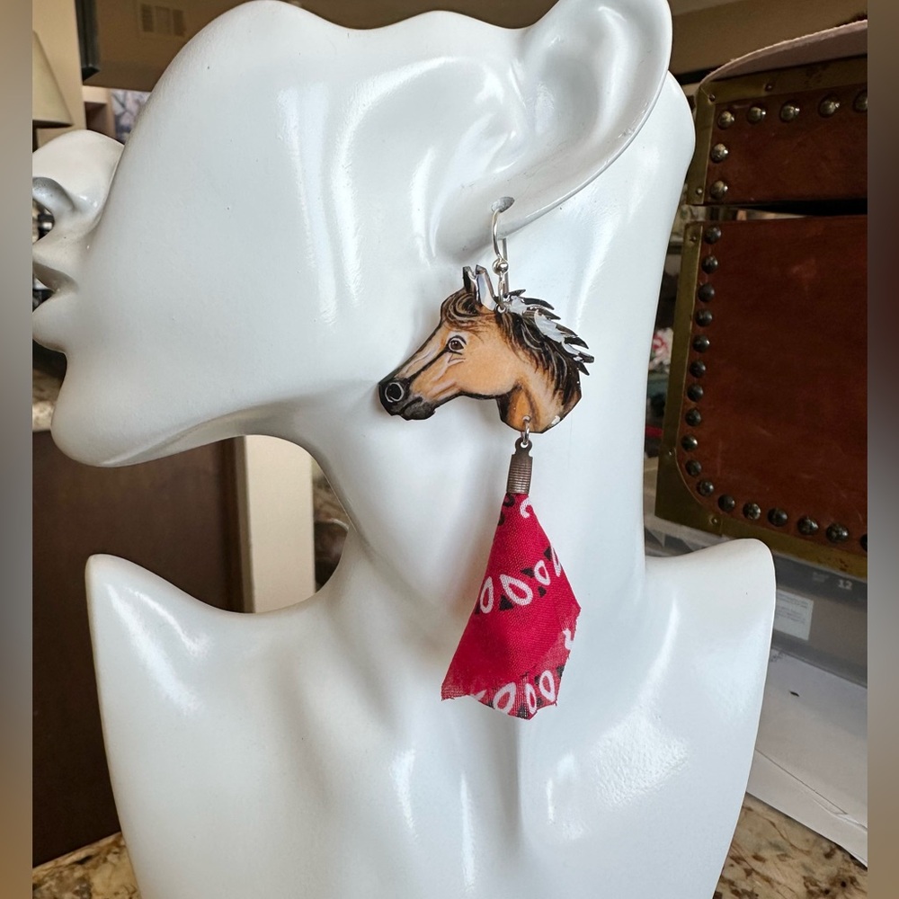 Mustang wild horse hand painted earrings lightweight red bandanna sterling wires - Picture 5 of 7